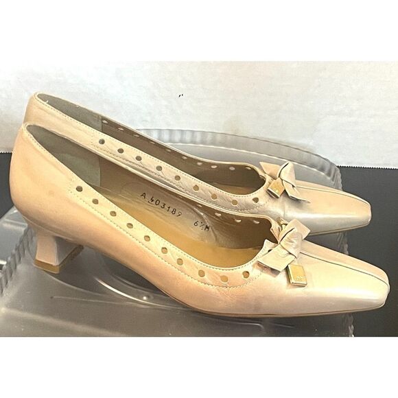 STUART WEITZMAN Vintage Metallic Gold Bow Accent Kitten heels Elegant Cream6.5 M - Picture 2 of 10